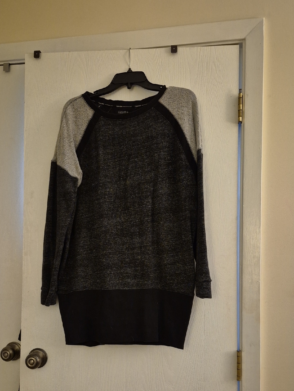 Calvin Klein Two-Tone Raglan Crewneck Sweater - Gray/Black